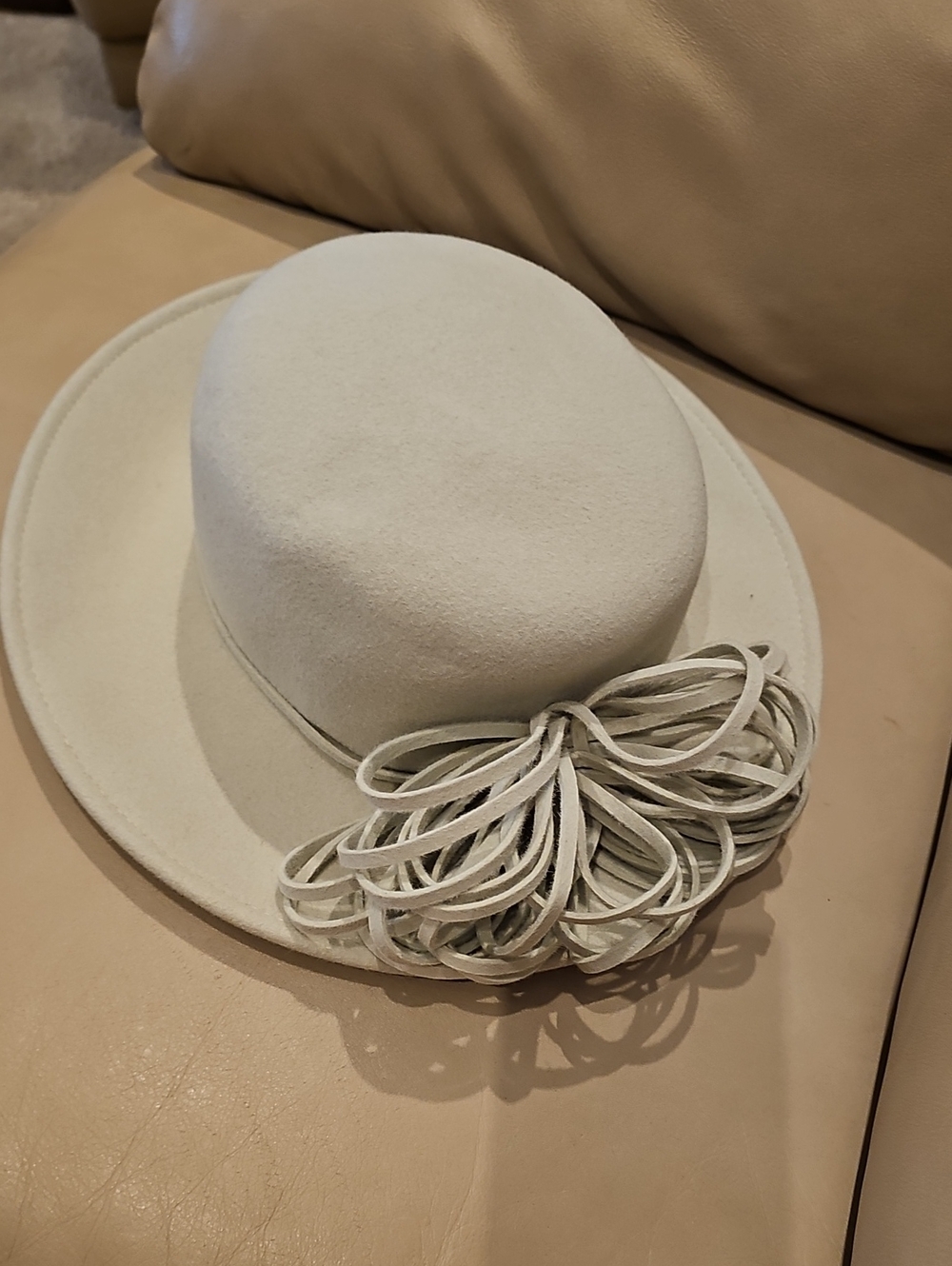 Women's Cream Felt Decorative Bow Cloche Hat